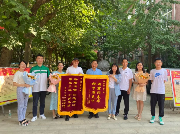倾心育桃李 锦旗谢师恩——西安市航天中学九年级家长和学生代表回校赠送锦旗