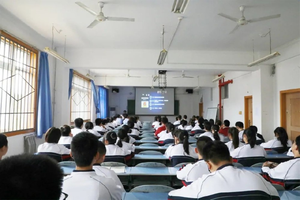 西安思源中学开展“遵纪守法、谨慎交友”法律知识专题讲座