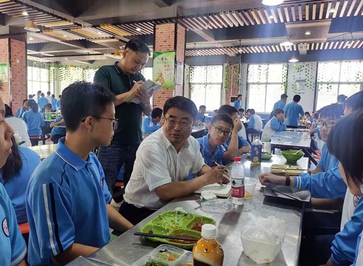 共餐聆听心声 温情点亮校园——西安高级中学“校长与学生共进午餐”活动