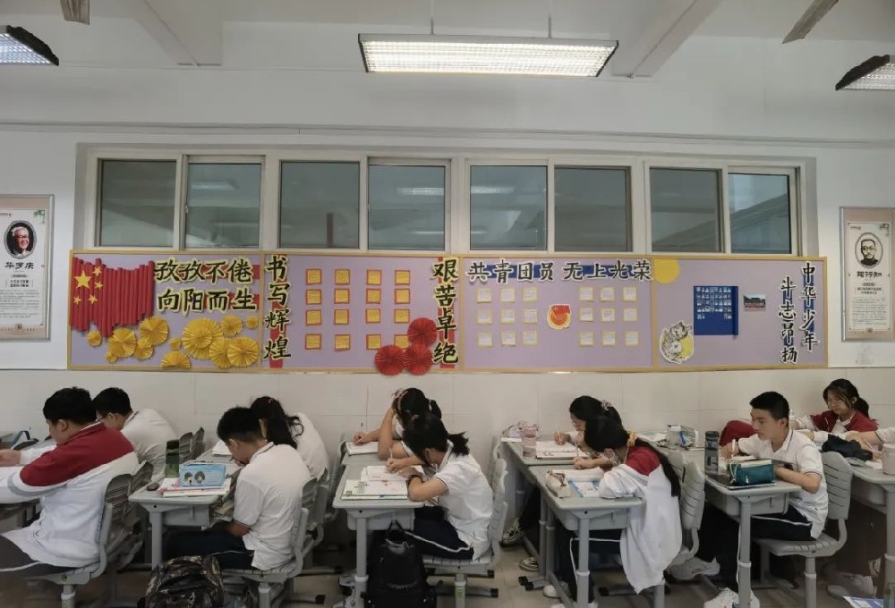 西安市第八十五中学举办班级文化评比活动