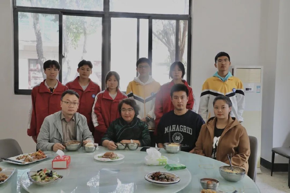 西安思源中学：陪餐为名，陪伴为实——守护“舌尖上的安全”