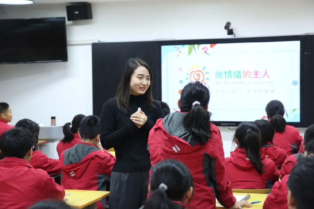 厉兵秣马强技能 培根铸魂育新人——西安市第二十六中学“名校+”共同体青年班主任班会比赛精彩呈现